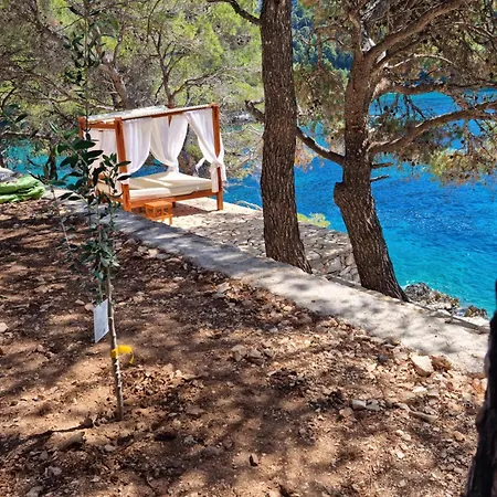 Robinson Medvidina Bay Petra