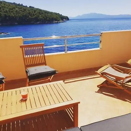 Robinson Medvidina Bay Petra Zastražišće